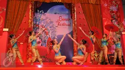 Penari yang tergabung dalam Lunar Festival Dance memeriahkan rangkaian perayaan tahun baru Imlek 2567 di salah satu pusat perbelanjaan di Jakarta, Kamis (19/2). (Liputan6.com/Gempur M Surya)