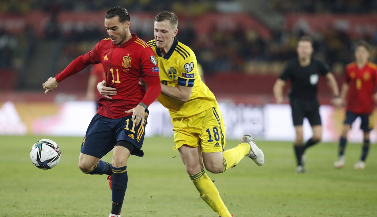 Raul de Tomas - Performa apik pemain Espanyol ini akhirnya mampu mencuri perhatian Luis Enrique untuk memanggilnya ke Timnas Spanyol. Tomas merasakan debutnya untuk La Furia Roja kala bertanding melawan Yunani pada 12 November 2021 lalu. (AP/Angel Fernandez)