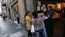 Karyawan toko berdiri di pintu masuk melayani pembeli, yang tidak diizinkan memasuki toko di pusat Mexico City (12/2/2021). Walikota Mexico City mengumumkan Jumat bahwa ibu kota akan menurunkan tingkat peringatan pandemi COVID-19 dari merah menjadi oranye. (AP Photo/Rebecca Blackwell)