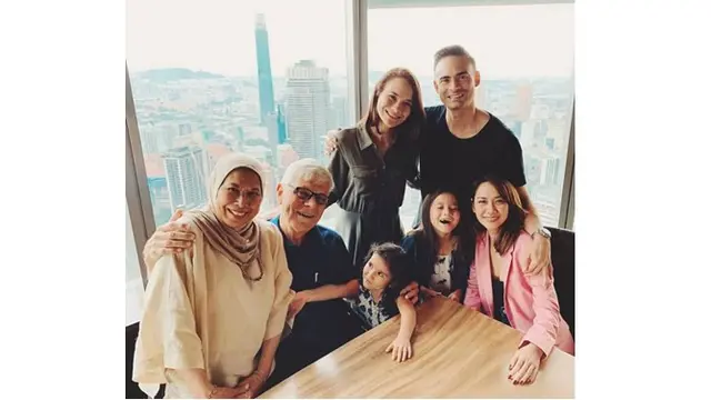 7 Potret Kenangan Ashraf Sinclair dan Kedua Adiknya, Selalu Kompak