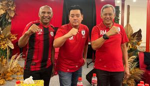 Persipura Jayapura secara resmi memperkenalkan Owen Rahadian (tengah) sebagai manajer tim. (dok. Persipura Jayapura)