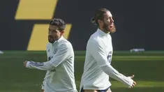 Bek Spanyol, Sergio Ramos (kanan) dan gelandang Jesus Navas melakukan pemanasan selama sesi latihan tim di Stadion NSK Olimpiyskiy, Ukraina (12/10/2020). Spanyol akan bertanding melawan Spanyol dalam  lanjutan UEFA Nations League Divisi A Grup 4 (A4). (AP Photo/Efrem Lukatsky)