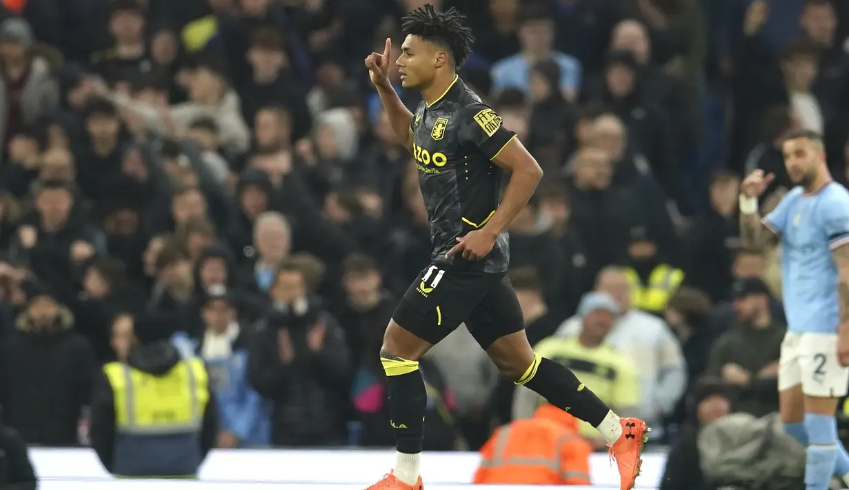 <p>Pemain Aston Villa, Ollie Watkins merayakan setelah mencetak gol ke gawang Manchester City selama pertandingan lanjutan Liga Premier Inggris di Stadion Etihad di Manchester, barat laut Inggris (13/2/2023). Man City punya 48 angka tertinggal tiga angka dari Arsenal. Sementara, Aston Villa ada di posisi ke-11 dengan 28 poin. (AP Photo/Dave Thompson)</p>