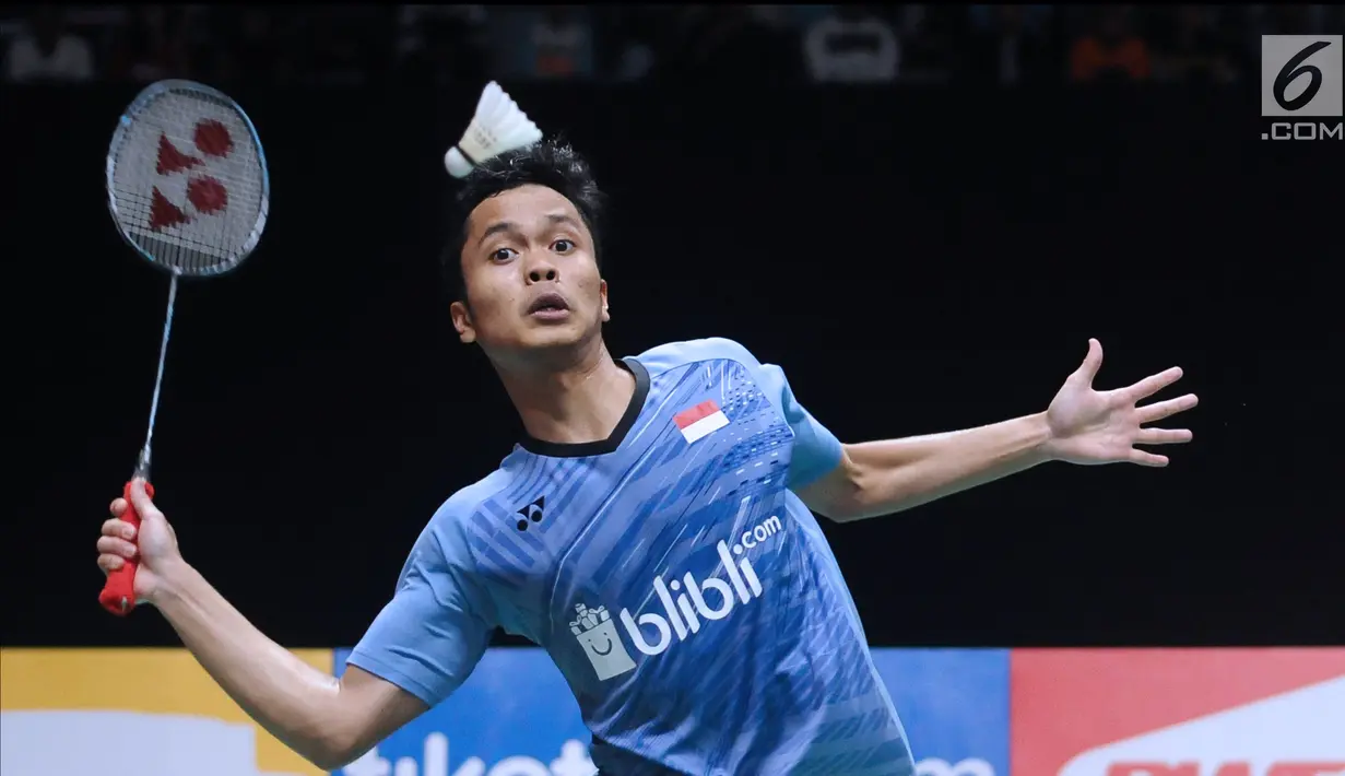 Tunggal putra Indonesia, Anthony Sinisuka Ginting mengembalikan kok ke arah Chen Long (China) pada perempat final Indonesia Masters 2018 di Istora Senayan, Jakarta, Jumat (26/1).  Anthony unggul 21-11 16-21 21-18. (Liputan6.com/Helmi Fithriansyah)