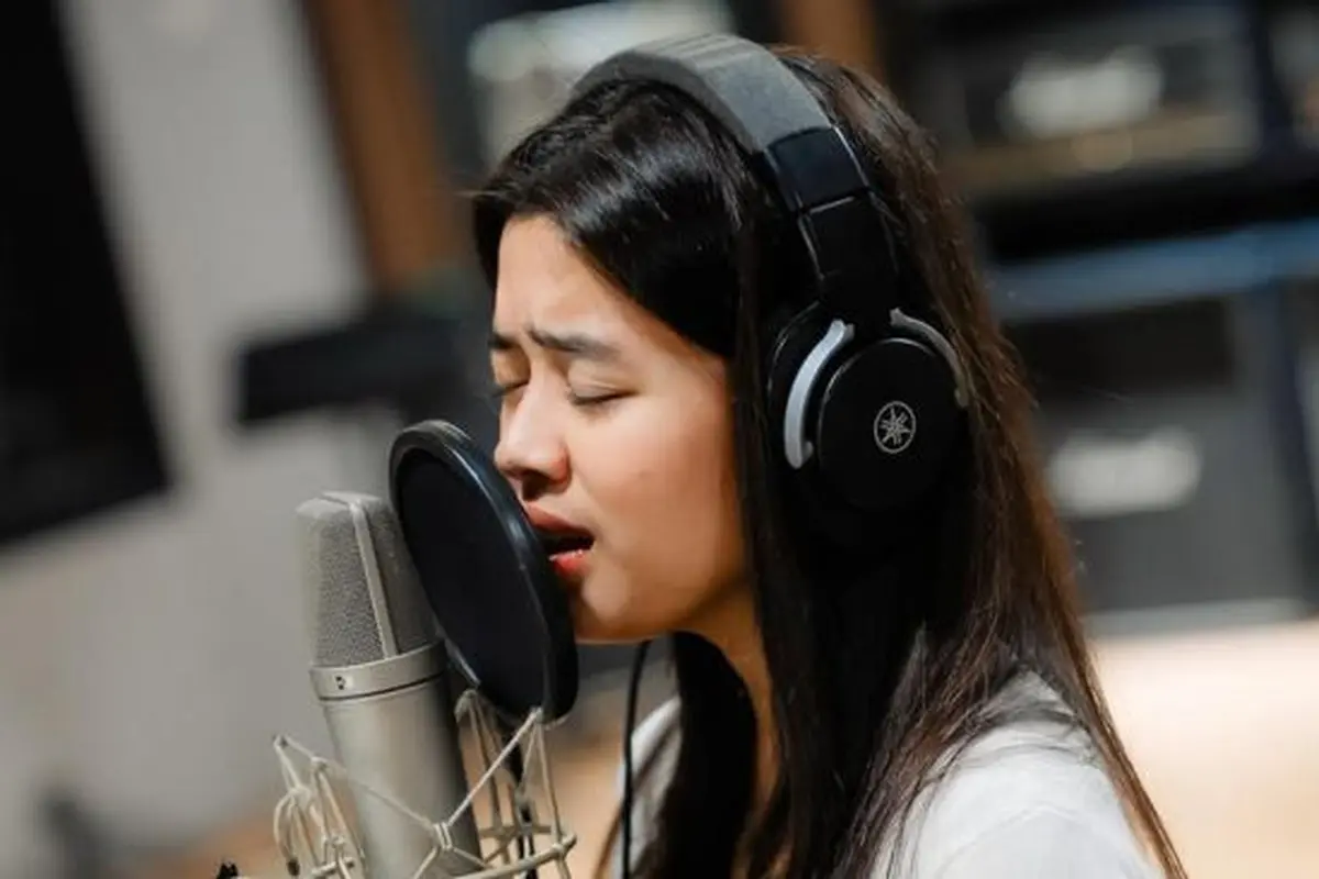 Potret Aqeela Calista saat Rekaman Lagu (credit: instagram/aqeelacalista)