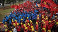 Ribuan buruh dari berbagai serikat, membawa bendera organisasi saat unjuk rasa di depan Istana Negara, Jakarta, Kamis (15/10). Aksi mereka untuk menyatakan penolakan terhadap paket kebijakan ekonomi jilid IV. (Liputan6.com/Faizal Fanani)