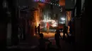 Anak-anak bermain kembang api di depan rumah keluarganya saat merayaka bulan suci Ramadhan di sepanjang gang di Kota Gaza, Palestina, Selasa (20/4/2021). Umat muslim dunia melangsungkan puasa selama satu bulan penuh pada bulan suci Ramadhan. (AP Photo/Adel Hana)