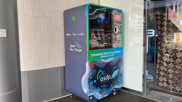 Reverse Vending Machine (RVM) milik ASDP sebagai bank sampah plastik