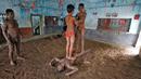 Sejumlah Pegulat berlatih di pusat pelatihan gulat tradisional India di tepi Sungai Gangga menjelang Bengal kejuaraan gulat lumpur, di Kolkata, India 17 Mei 2016. (REUTERS / Rupak De Chowdhuri)