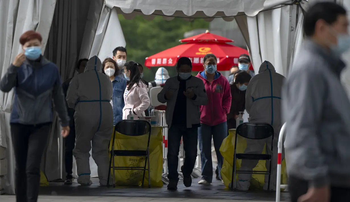 <p>Orang-orang yang memakai masker mengantre untuk tes COVID-19 di tempat pengujian virus corona di Beijing, Rabu (11/5/2022). Shanghai pada Rabu menegaskan kembali akan mempertahankan pendekatan &ldquo;nol-COVID&rdquo; pengendalian pandemi, sehari setelah kepala Organisasi Kesehatan Dunia (WHO) menyatakan kebijakan itu tidak berkelanjutan dan mendesak China mengubah strategi. (AP Photo/Mark Schiefelbein)</p>