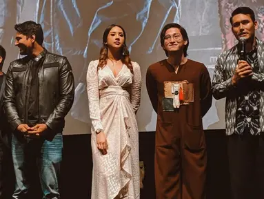 Ini adalah potret kebersamaan Anya Geraldine dan Bio One di gala premiere film Rembulan Tenggelam di Wajahmu. Gala premiere digelar pada 9 Desember 2019, sementara filmnya tayang pada 12 Desember 2012. Ketika pacaran, banyak yang mendukung keduanya. Dipertemukan di film Rembulan Tenggelam di Wajahmu, Anya dan Bio One tak lepas dari perhatian. (Liputan6.com/IG/@anyageraldine)