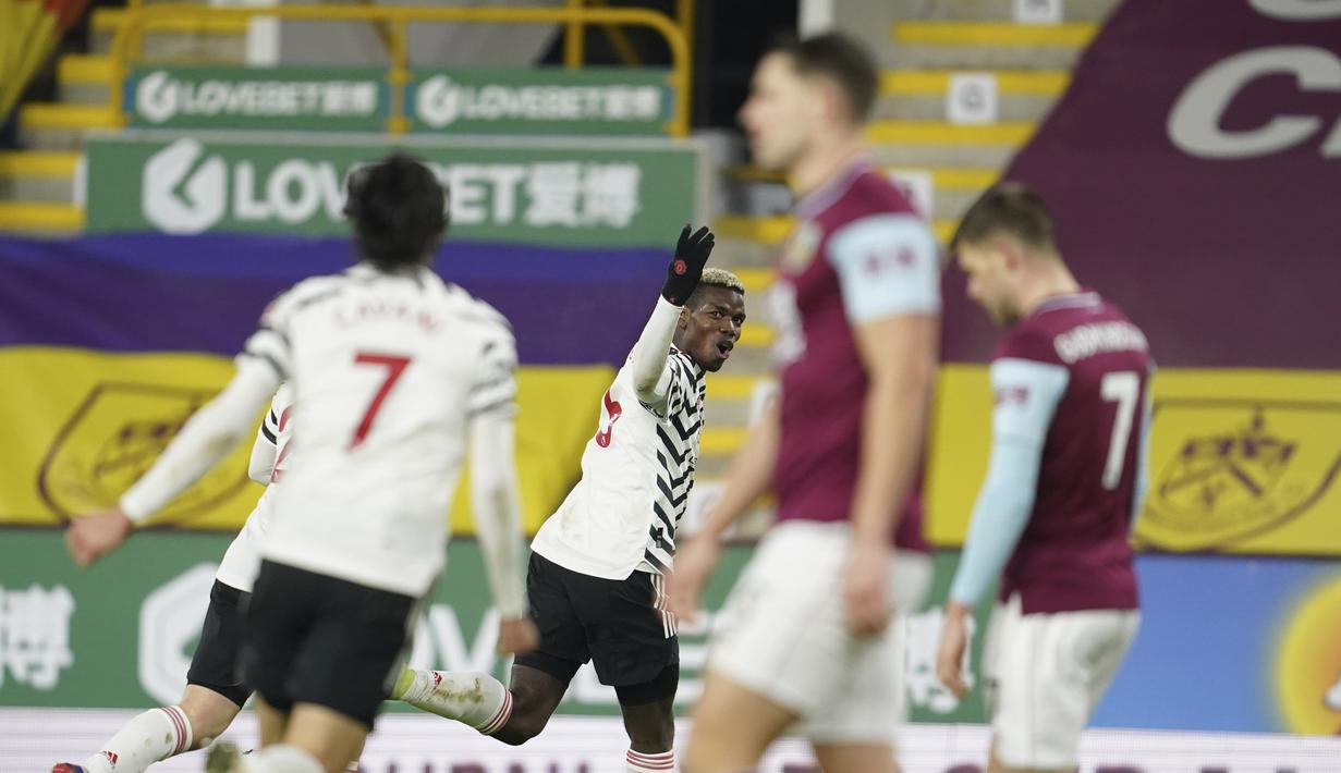 Selebrasi Paul Pogba usai mencetak gol dan membawa Manchester United ke puncak klasemen Liga Inggris. (Foto: Jon Super/Pool/AP)