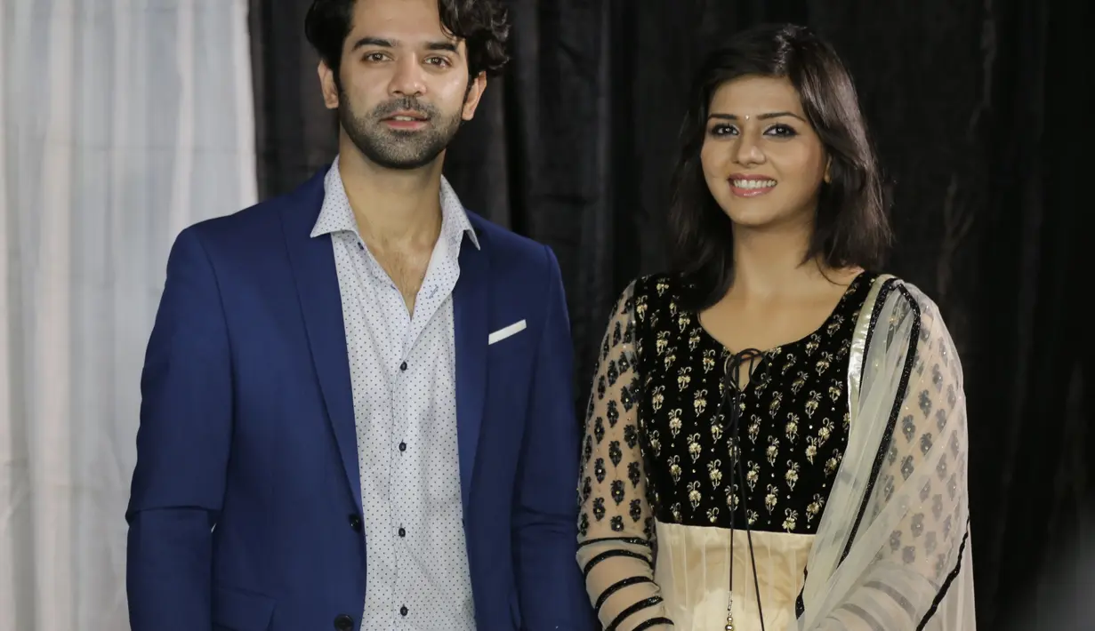 Setelah itu, Jumat (14/3) sore, pemeran serial Khushi itu menggelar jumpa fans dalam acara Meet and Greet Khushi Stars di Metropolis Town Square, Tangerang. Keduanya disambut meriah para penggemarnya yang menanti sejak pagi. (Galih W. Satria/Bintang.com)