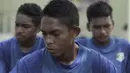 Pemain SSB Hatu beristirahat usai melawan SSB Puspa Ragam pada laga Liga Remaja UC News di Lapangan Masariku Yonif 733, Ambon, Selasa (28/11/2017). SSB Hatu menang 3-0 atas SSB Puspa Ragam. (Bola.com/Peksi Cahyo)