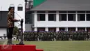 Presiden Joko Widodo menjadi inspektur upacara apel di lapangan utama Mabes TNI AD, Jakarta, Senin (7/11). Sebanyak 2.185 prajurit TNI AL, TNI AD dan TNI AU berkumpul mendengar langsung pengarahan dari Presiden. (Liputan6.com/Faizal Fanani)