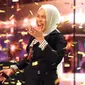 Saking terkesimanya, Cowell memberikan Golden Buzzer untuk penyanyi tunanetra tersebut. [Foto: YouTube/America's Got Talent].