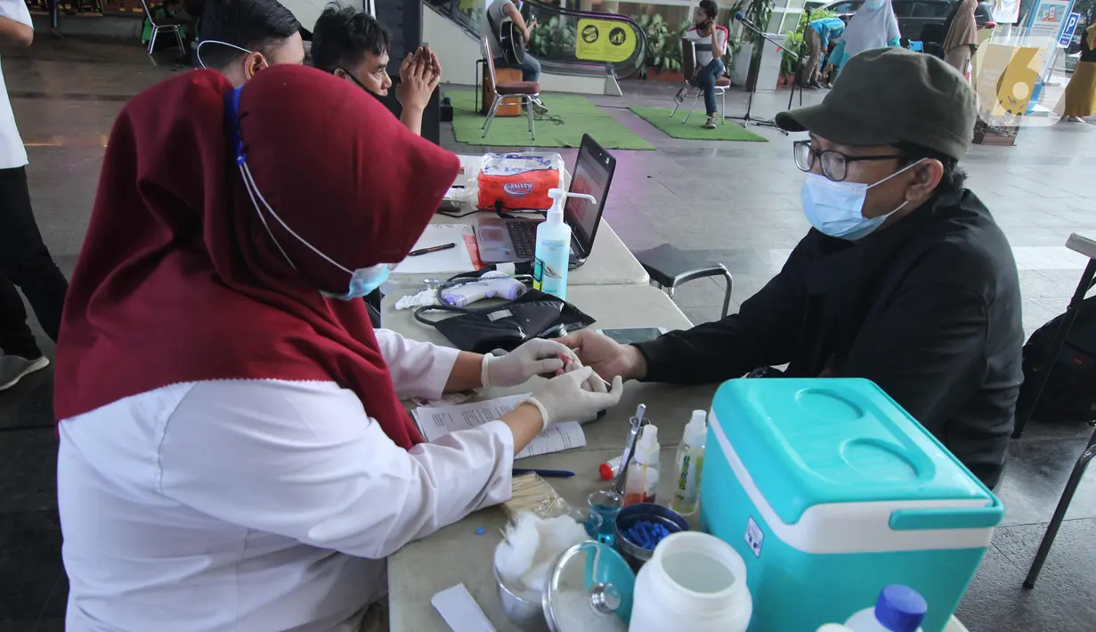 Warga melakukan donor darah saat Ramadan dalam mobil milik PMI Kota Tangerang, Banten, Kamis (15/4/2021). Donor darah dalam mobil tersebut dilakukan PMI untuk menarik minat masyarakat agar mendonorkan darah dan dapat menjaga stok darah aman selama bulan puasa. (Liputan6.com/Angga Yuniar)