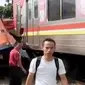 Kecelakaan antara Metro Mini dan Kereta Rel Listrik Minggu pagi ini terjadi di kawasan Angke, Tambora, Jakarta Barat. 