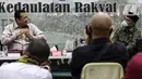 Ketua MPR Bambang Soesatyo (kiri) memberikan paparan disaksikan Menteri Koordinator bidang Pembangunan Manusia dan Kebudayaan Muhadjir Effendy dalam diskusi empat pilar di Kompleks Parlemen, Senayan, Jakarta, Rabu (2/12/2020).  (Liputan6.com/Johan Tallo)
