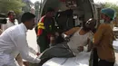 Petugas rumah sakit memindahkan seorang pria yang terluka dalam kebakaran kereta api, ke sebuah rumah sakit di Multan, Pakistan  (31/10/2019). Sekitar 70 orang dilaporkan tewas dengan puluhan lainnya terluka akibat terbakarnya kereta api tersebut. (AP Photo/Asim Tanveer)