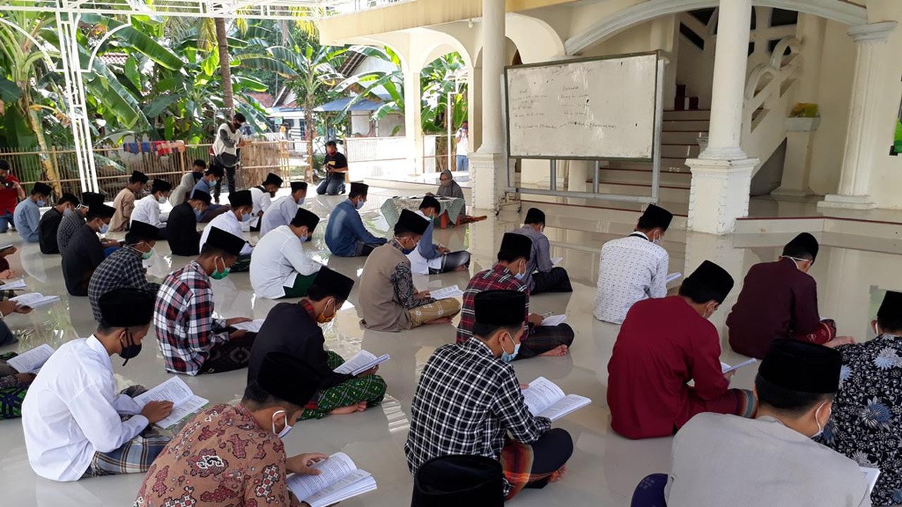 Santri El Bayan mengaji dengan protokol khusus dan jaga jarak. (Foto: Liputan6.com/Muhamad Ridlo)