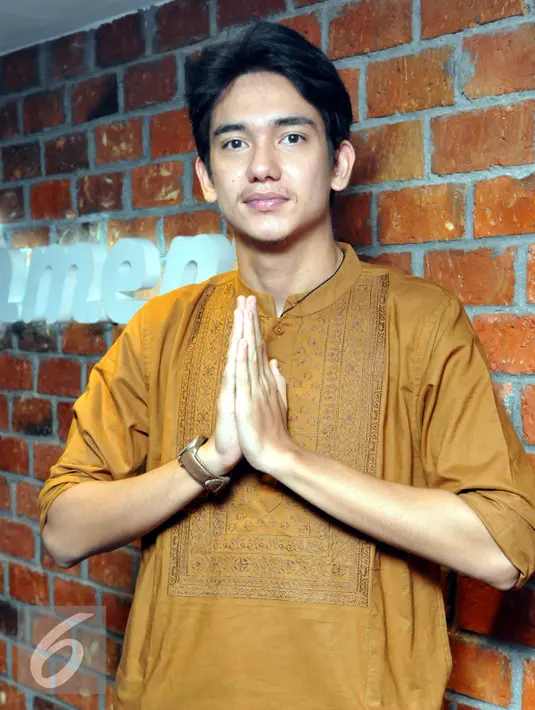 Ditemui di kawasan Lebak Bulus, Jakarta Selatan, Adipati Dolken mengaku kini menyandang status jomblo, Rabu (1/7/2015). (Liputan6.com/Panji Diksana)