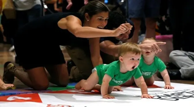 Sekitar 30 bayi ikut lomba merangkak. (Foto: CFP)