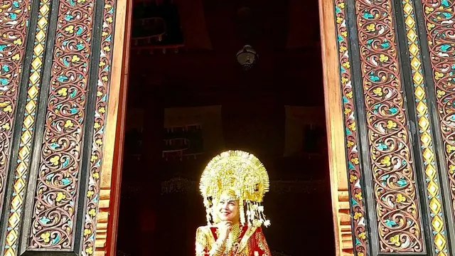 Ira Wibowo mengenakan busana adat Minang (Instagram/irawbw)