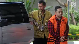 Kakak Ipar Bupati Cianjur Irvan Rivano Muchtar, Tubagus Cepy Sethiady tiba untuk pemeriksaan di Gedung KPK, Jakarta, Rabu (2/1). Cepy merupakan tersangka dugaan korupsi pemotongan‎ Dana Alokasi Khusus Pendidikan Cianjur 2018. (Merdeka.com/Dwi Narwoko)