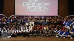 Sejumlah Dance Crew beserta juri dan mentor saat berpose usai jumpa pres The Dance Icon Indonesia 2 di SCTV Tower, Jakarta, Rabu (2/3/2016). Sebanyak 16 Dance Crew akan kembali bersaing di The Dance Icon Indonesia 2. (Liputan6.com/Herman Zakharia)