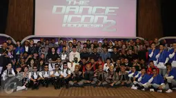 Sejumlah Dance Crew beserta juri dan mentor saat berpose usai jumpa pres The Dance Icon Indonesia 2 di SCTV Tower, Jakarta, Rabu (2/3/2016). Sebanyak 16 Dance Crew akan kembali bersaing di The Dance Icon Indonesia 2. (Liputan6.com/Herman Zakharia)