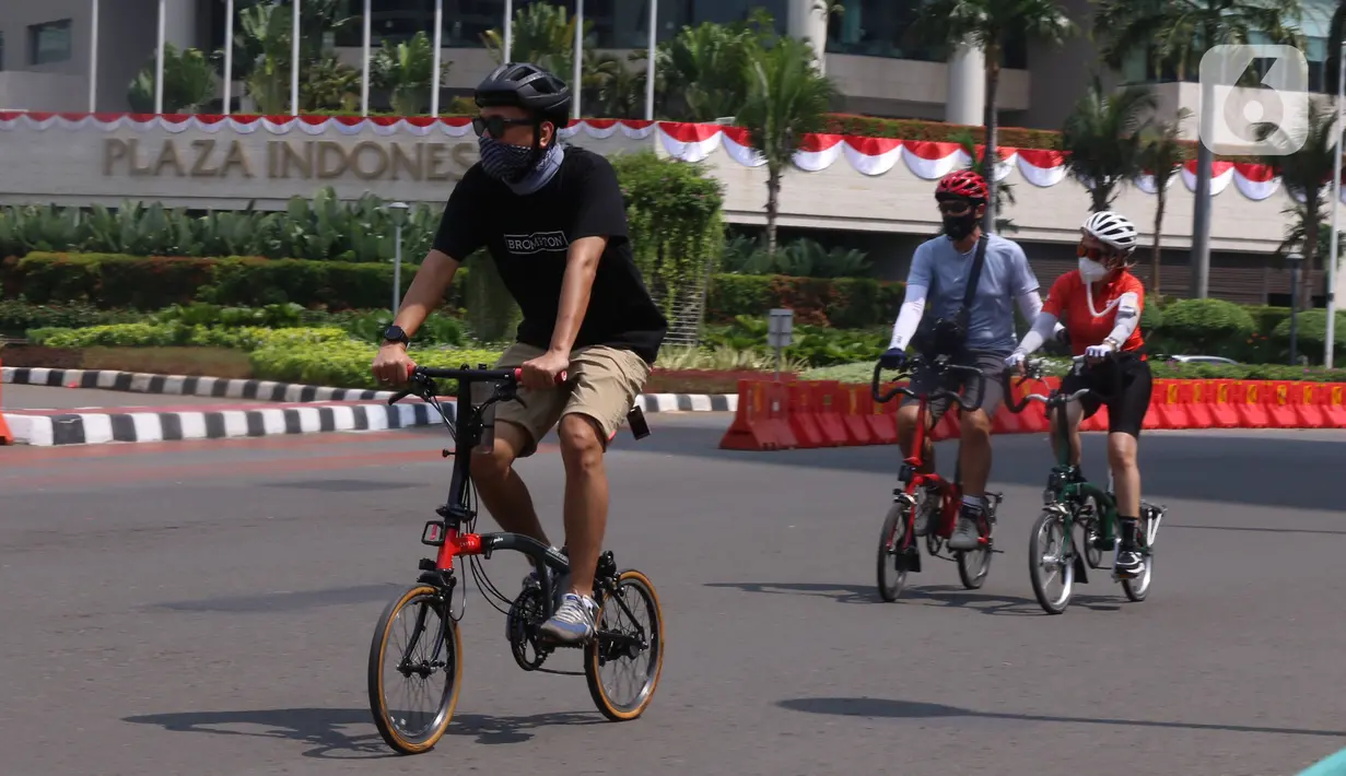Pesepeda melintasi kawasan Bundaran HI, Jakarta, Minggu (16/8/2020). Ditutupnya 32 kawasan khusus pesepeda (KKP) di DKI Jakarta dilakukan lantaran banyak ditemukan pelanggaran protokol kesehatan. (Liputan6.com/Angga Yuniar)
