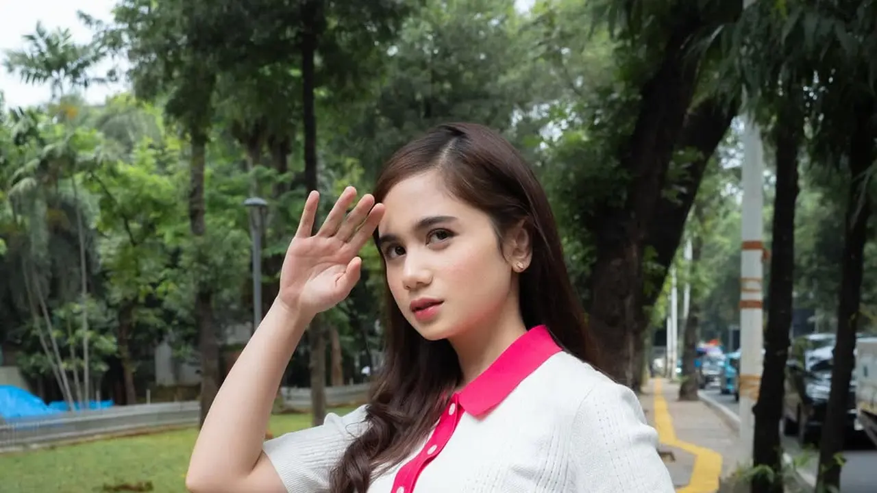Gaya Serba Pink Tissa Biani Strolling Around Jakarta, Pakai Rok Bertabur Bunga Rp10 Juta-an hingga Tas Rp7 Juta-an