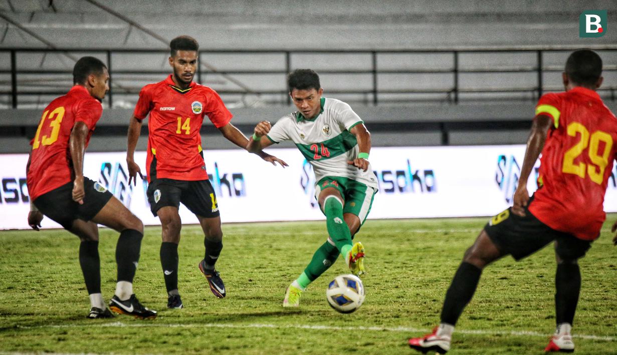 Indonesia langsung menekan sejak awal. Tiga menit babak pertama, Tim Garuda sudah punya beberapa peluang, namun belum bisa dikonversikan menjadi gol. (Bola.com/Maheswara Putra)