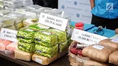 Barang bukti berupa sabu, pil ekstasi dan pil happy five dalam pengungkapan peredaran narkotika di Kantor BNN, Jakarta, Kamis (9/11). BNN kembali membongkar sindikat narkoba yang terafiliasi dengan jaringan di Malaysia. (Liputan6.com/Faizal Fanani)