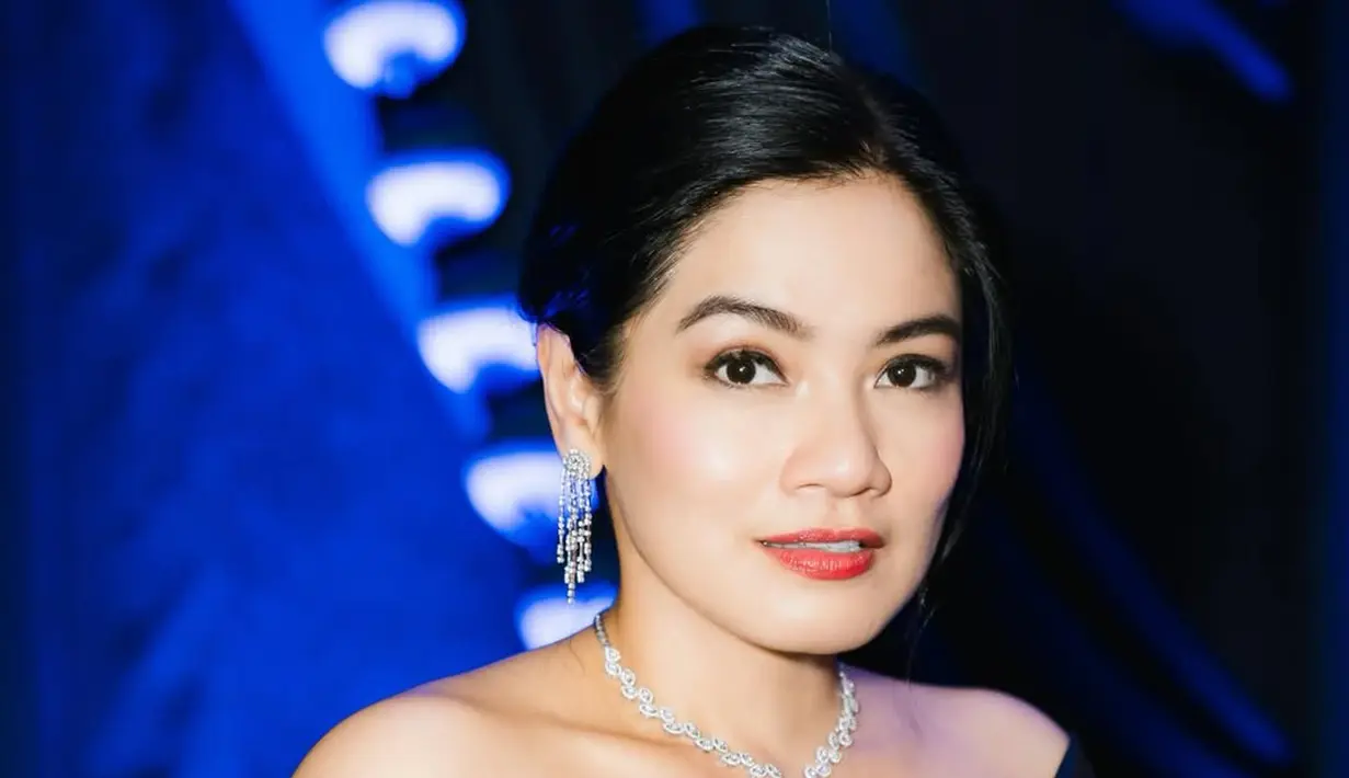 Layaknya princess, Titi Kamal memulas wajahnya dengan makeup soft glam dan rambut updo modern [@titi_kamall]