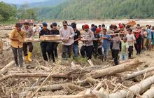 FOTO: Aparat Kepolisian dan Warga Bangun Jembatan Darurat Pasca Banjir Bandang di Gayo Lues