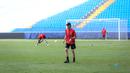<p>Pelatih kepala Borneo FC, Peter Huistra memimpin latihan timnya saat sesi official training di Stadion Batakan, Balikpapan, Sabtu (18/5/2024) jelang laga leg kedua semifinal Championship Series BRI Liga 1 2023/2024 pada Minggu, 19 Mei 2024. (Bola.com/Bagaskara Lazuardi)</p>
