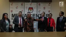 Ketua KPU Republik Indonesia Arief Budiman (tengah) memberikan penjelasan kepada Presiden Komisaris KPU Timor Leste Alcino De Aralijo Baris (ketiga kanan) bersama jajarannya di gedung KPU, Jakarta, Rabu (22/11). (Liputan6.com/Faizal Fanani)