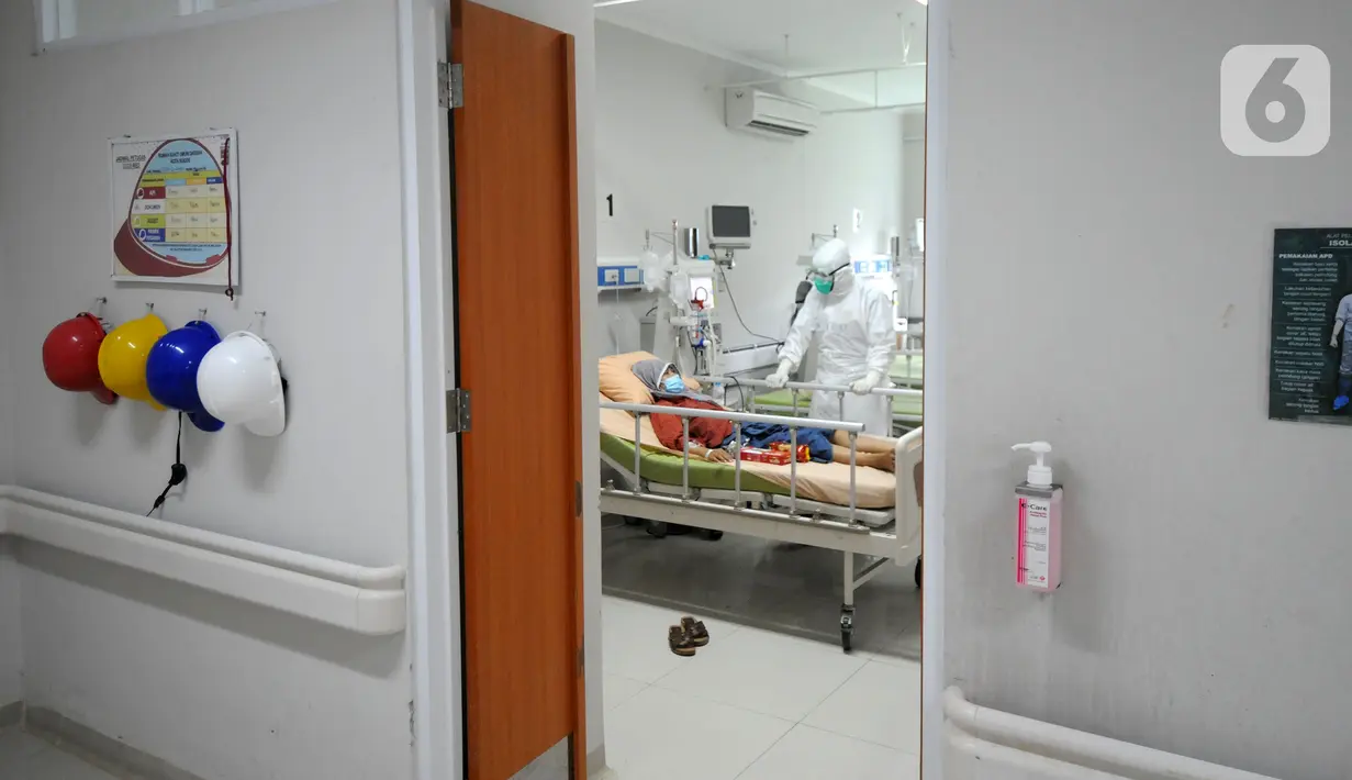 Paramedis merawat pasien COVID-19 di Ruang ICU RSUD Kota Bogor, Jawa Barat, Jumat (18/6/2021). Tingkat keterisian tempat tidur atau Bed Occupancy Rate (BOR) RSUD Kota Bogor saat ini mencapai 73 persen. (merdeka.com/Arie Basuki)