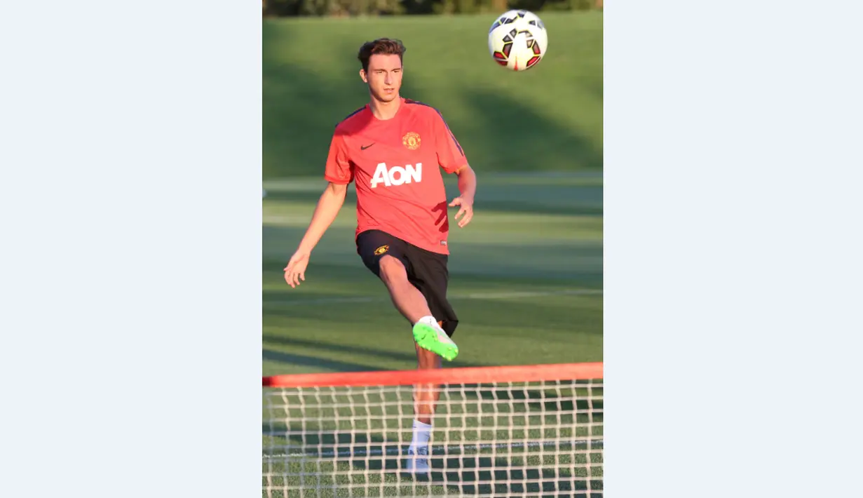  Komentar Luke Shaw : Seperti semua pemain, Matteo Darmian akan beradaptasi dengan sangat baik. Saya yakin dia akan senang bila mendapatkan beberapa menit di pertandingan pertama. (ManUtd.com)