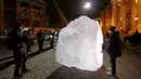 Wartawan saat mengambil gambar balok es berukuran yang ada ditengah kota  Paris, Perancis, Kamis (3/12). Balok es ini diambil langsung dari daerah Greenland. (REUTERS/Benoit Tessier)