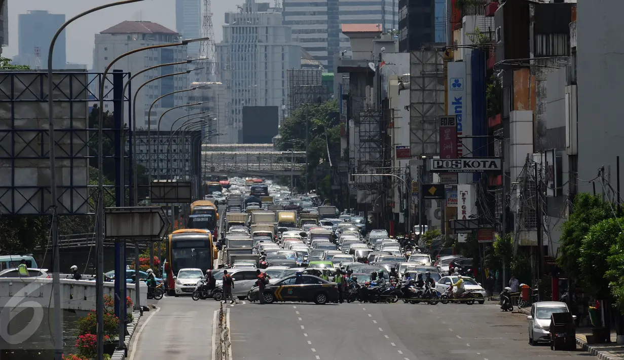 Ratusan pengendara terjebak kemacetan akibat pengalihan arus sebagian ruas jalan Gajah Mada, Jakarta, Senin (2/1). Pengalihan akibat kebakaran yang terjadi di Grand Hotel Paragon. (Liputan6.com/Helmi Fithriansyah)