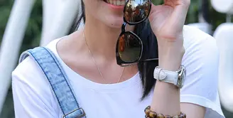 Kacamata hitam memang sudah menjadi gaya wajib semua orang saat berlibur atau jalan-jalan ke pantai. (Galih W.Satria/Bintang.com)