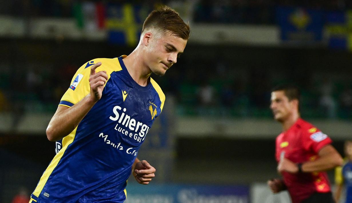 Laga berjalan cukup seimbang di awal pertandingan babak pertama. Pada menit ke-15, tuan rumah Verona berhasil mengubah papan skor terlebih dahulu lewat gol yang dilesatkan Ivan Ilic. Ilic sukses memanfaatkan kesalahan umpan dari Samir Handanovic. (Foto: AFP/Miguel Medina)