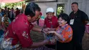 Petugas membantu penyandang disabilitas memasukan tangan ke tinta saat Pilkada DKI 2017 di TPS 07 Kelurahan Cawang, Jakarta, Rabu (15/2). KPU menggelar pemilihan umum kepala daerah secara serentak di 101 daerah pemilihan. (Liputan6.com/Gempur M Surya)