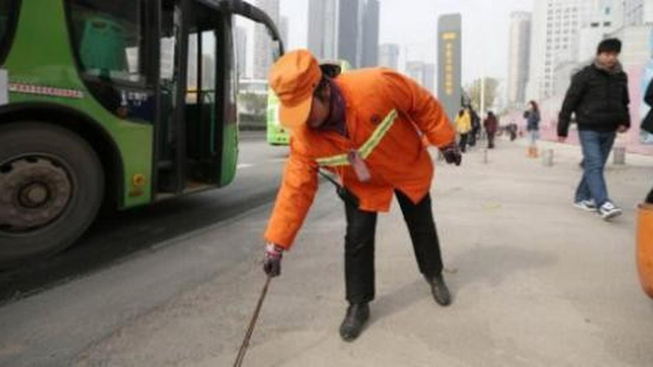 Ajari anak mandiri, jutawan China rela jadi tukang sapu jalan