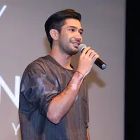 Berperan di berbagai film seakan mengukuhkan diri Reza Rahadian sebagai aktor dengan seribu wajah yang sanggup melahap apapun karakter yang ditawarkan. (Galih W. Satria/Bintang.com)