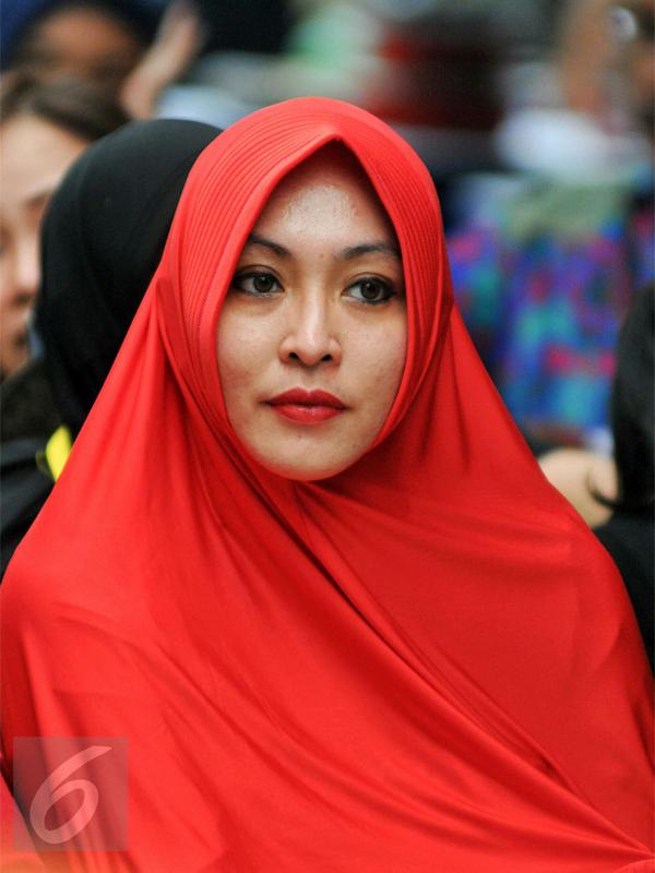 Puteri Indonesia 2001 yang menjadi politisi, Angelina Sondakh mengenal  Islam sejak kenal mendiang suaminya, Adjie Massaid. Tahun 2008 ia resmi memutuskan menjadi mualaf. Butuh proses panjang sebelum akhirnya  sekarang tampil berhijab. (dok. Liputan6)
