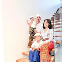 Sementara Vincent dan dua putranya mengenakan kemeja putih dipadu kamen dan udeng.  IG/@inijedar/YouTube Jessica Iskandar.